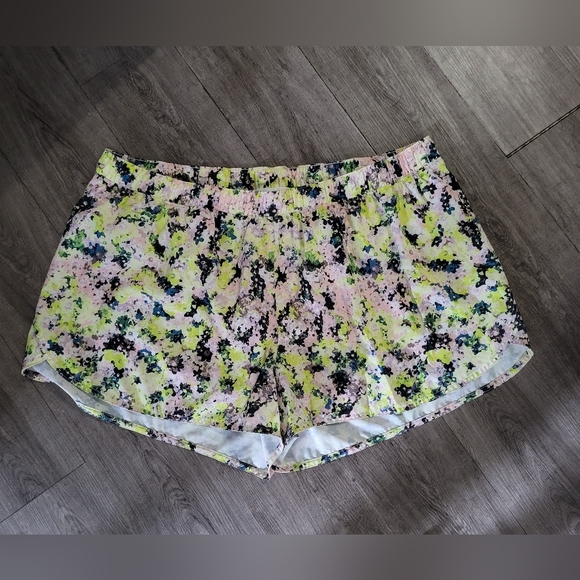 Womens Mid-Rise StretchTech Run Shorts - Picture 8 of 13